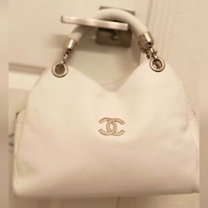 Chanel White lambskin handbag 😍😍